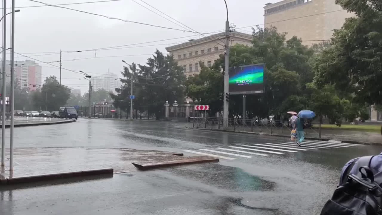 По улицам бегут ручьи, а в метро толпы: Новосибирск заливает дождем —  онлайн-трансляция - 8 июля 2024 - НГС.ру