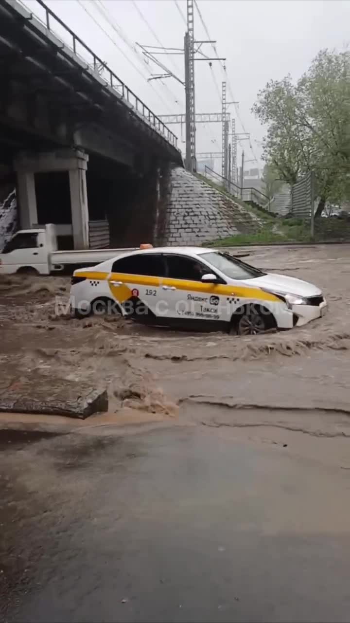 Москву и Подмосковье накрыл мощный ливень и затопило улицы: фото и видео  последствий непогоды и грозы со штормом - 27 апреля 2024 - МСК1.ру