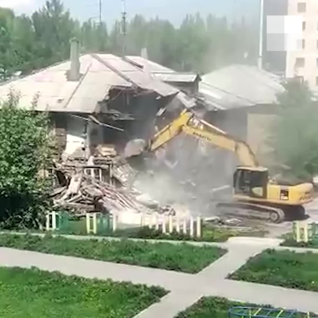 В Академгородке сломали ветхий дом на Океанской — очевидцы сняли снос на  видео