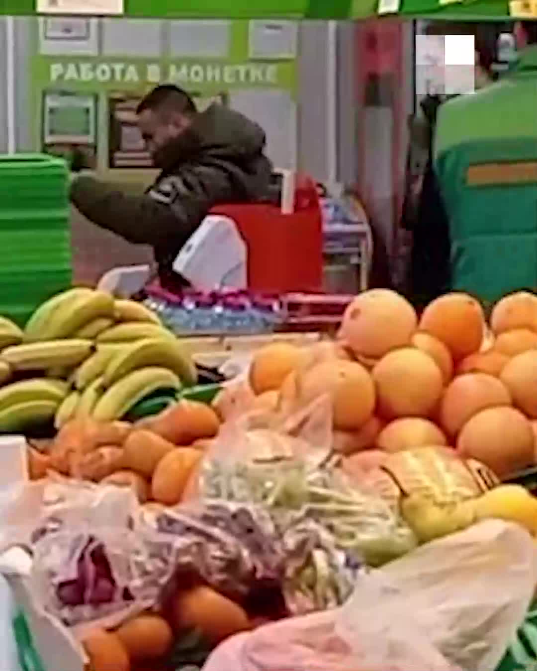 В Екатеринбурге мужчина с ножом ворвался в продуктовый магазин «Монетка»:  видео - 8 февраля 2024 - Е1.ру