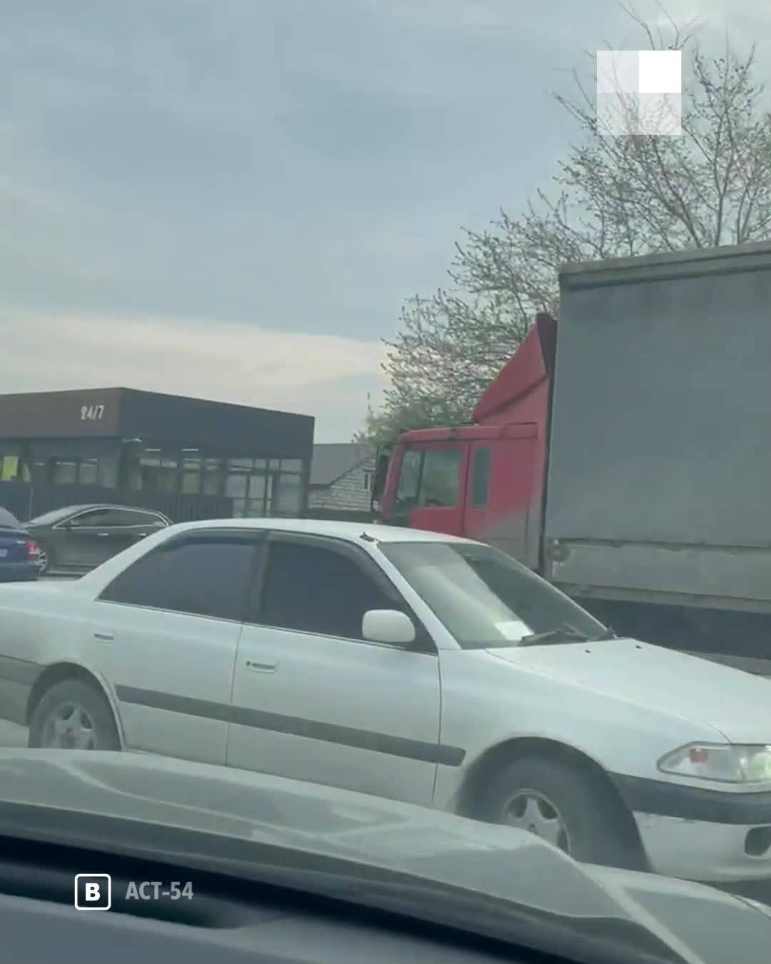 В Новосибирске подрались автомобилисты: драка водителя грузовика и пассажира  Subaru Forester на улице Порт-Артурской - 11 мая 2023 - НГС.ру