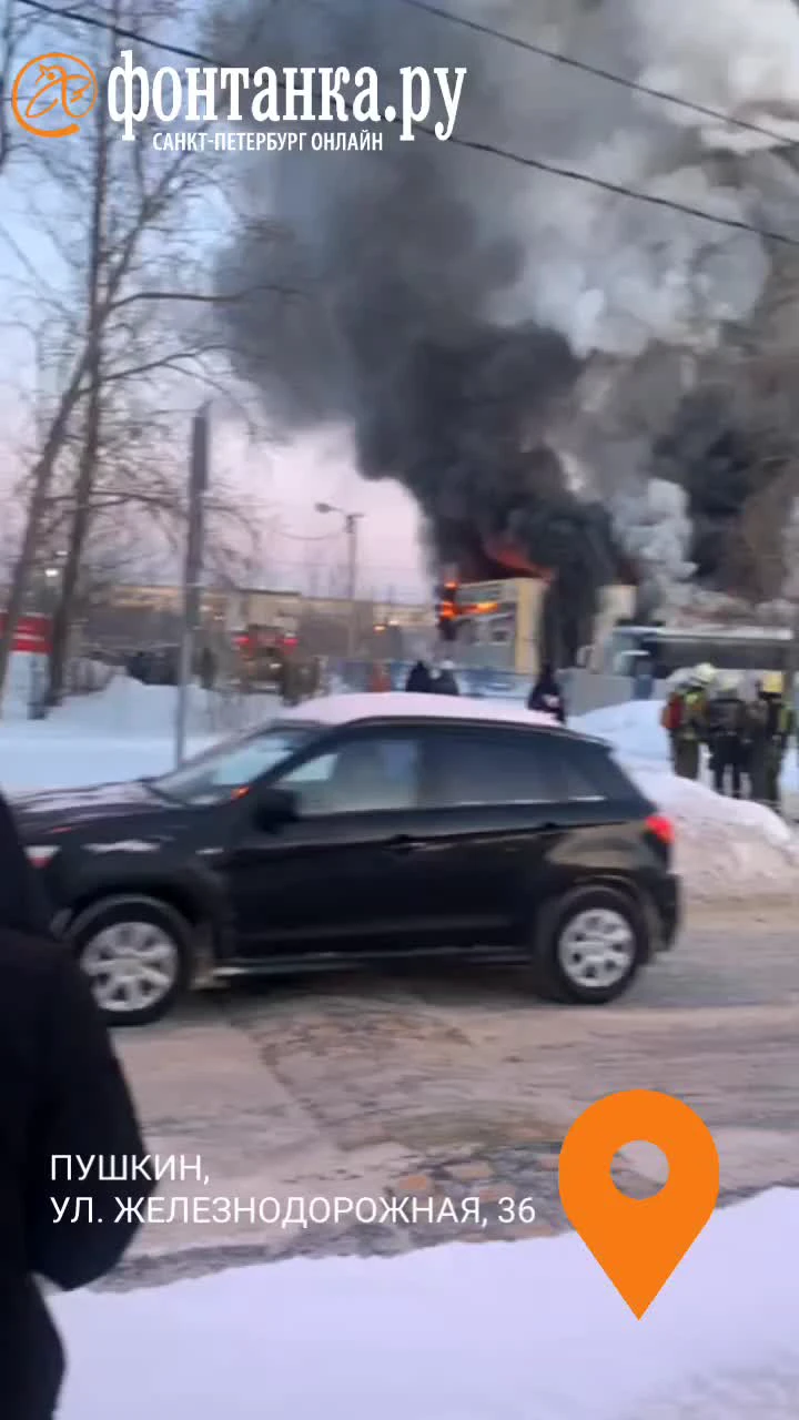 Видео: что горит на Железнодорожной улице в Пушкинском районе Петербурга 20  января - 20 января 2024 - ФОНТАНКА.ру