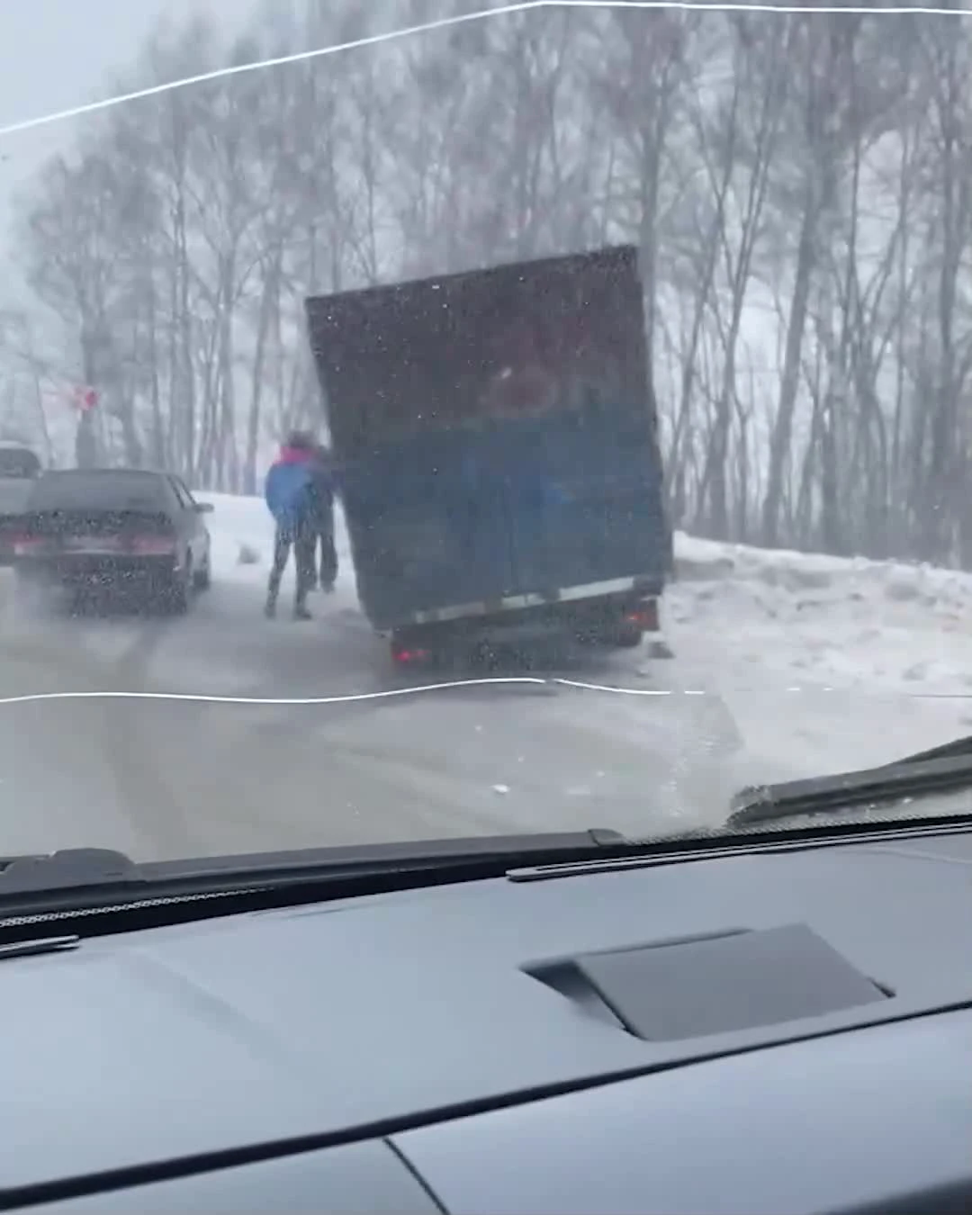 В Ярославской области, на дороге Ярославль — Рыбинск произошло ДТП с  грузовиком Ozon - 25 февраля 2023 - 76.ру