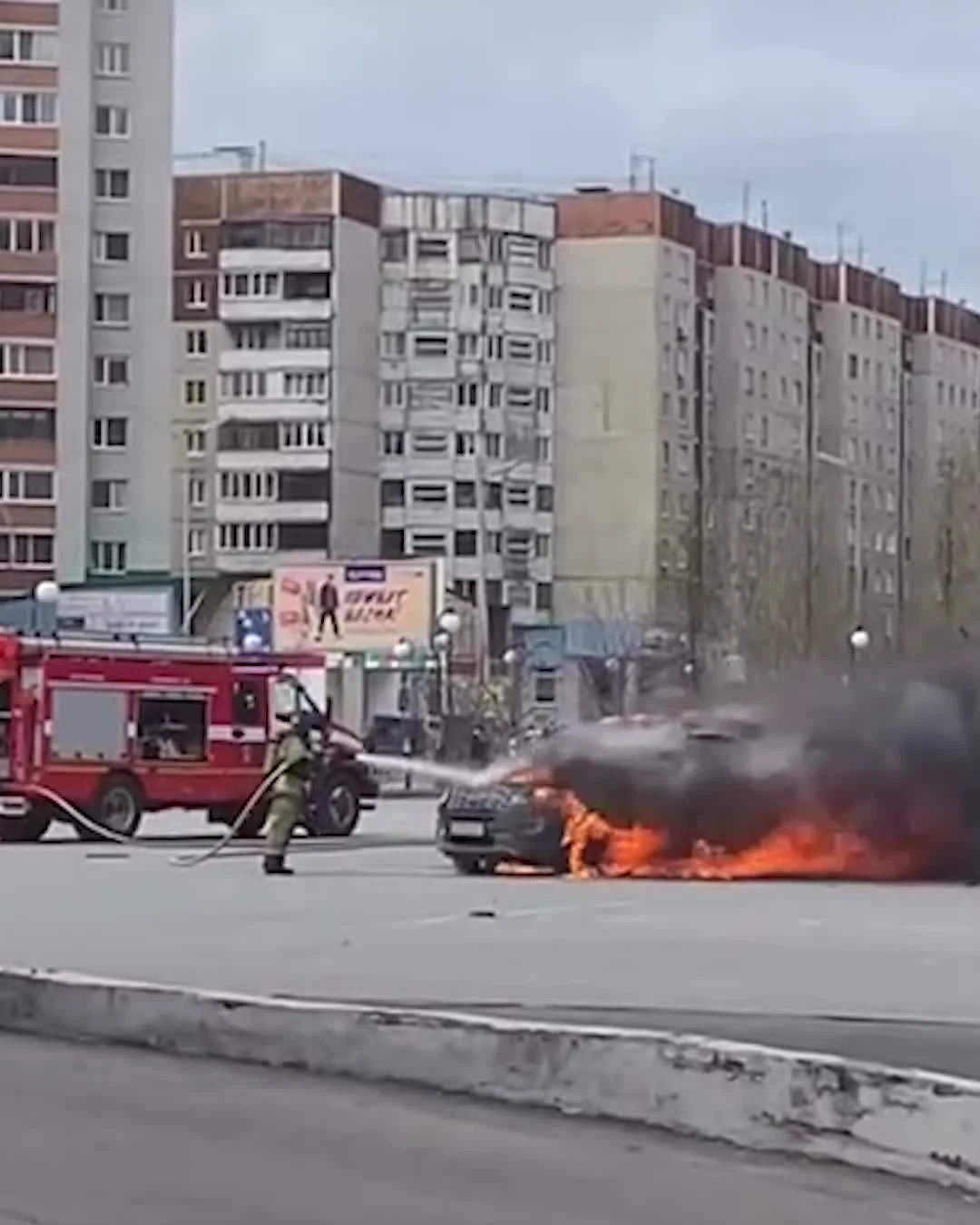 Тюменец поджег свой автомобиль назло судебным приставам, тюменец задолжал  три миллиона и сжег свой автомобиль из вредности, тюменец поджег машину  около ТРЦ «Фаворит», — апрель 2022 - 25 апреля 2022 - 72.ру