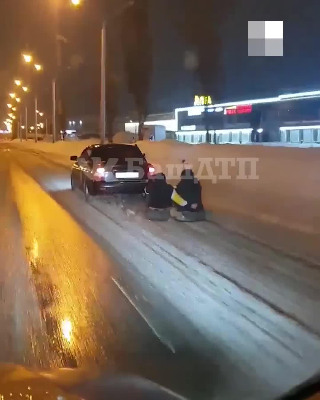 На проспекте Салавата Юлаева в Уфе дети катались на тюбингах, зацепившись за  машину 2 января 2022 - 2 января 2023 - УФА1.ру