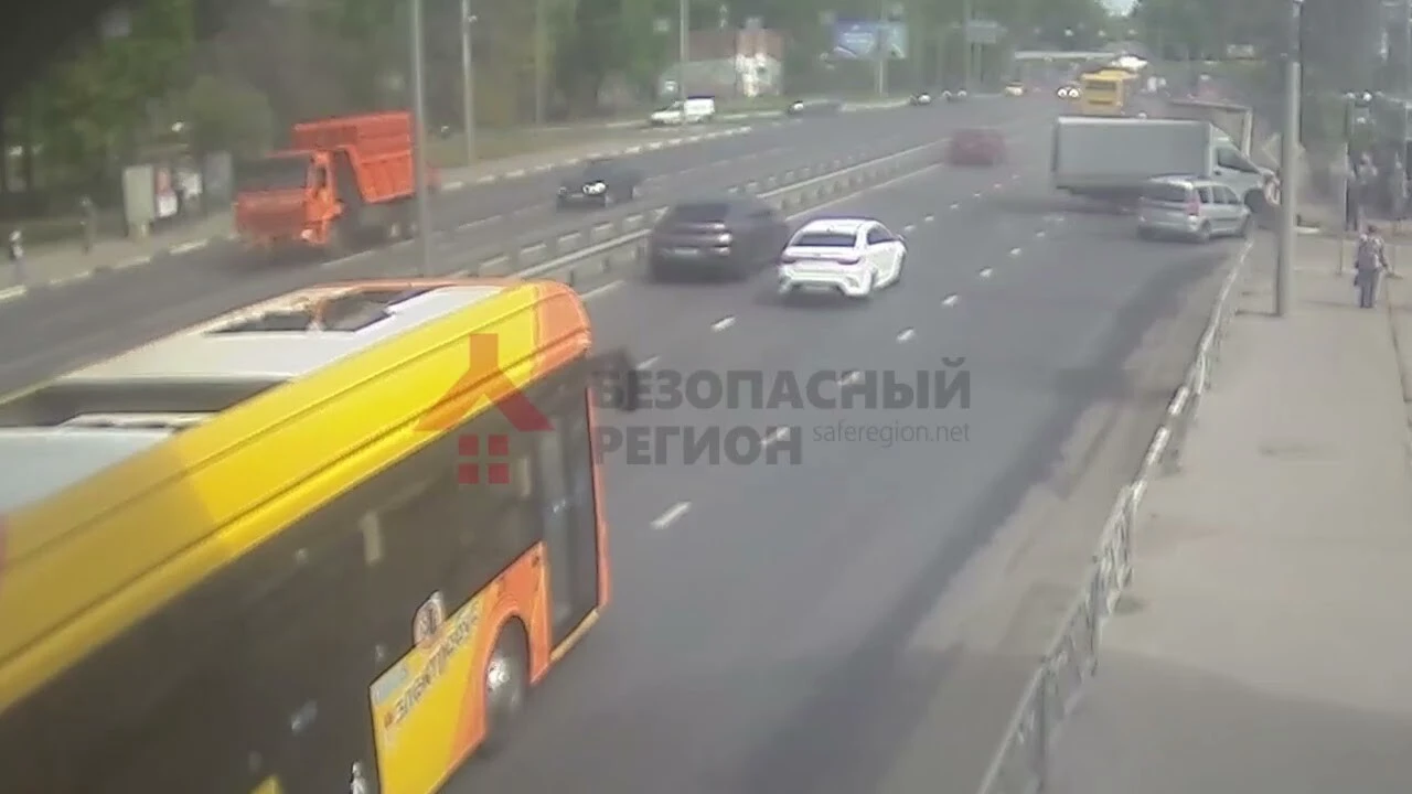 Появилось видео момента массовой аварии с БМВ на Московском проспекте в  Ярославле: подробности - 23 мая 2024 - 76.ру