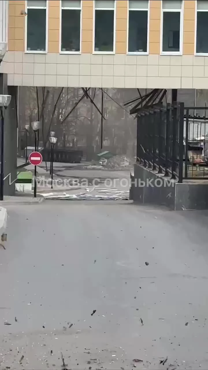 Погода в Москве: столицу накрыло мощным ветром — прогноз и предупреждение  МЧС, что происходит в городе во время урагана: деревья валятся на дорогу,  рушится облицовка зданий - 3 апреля 2024 - МСК1.ру