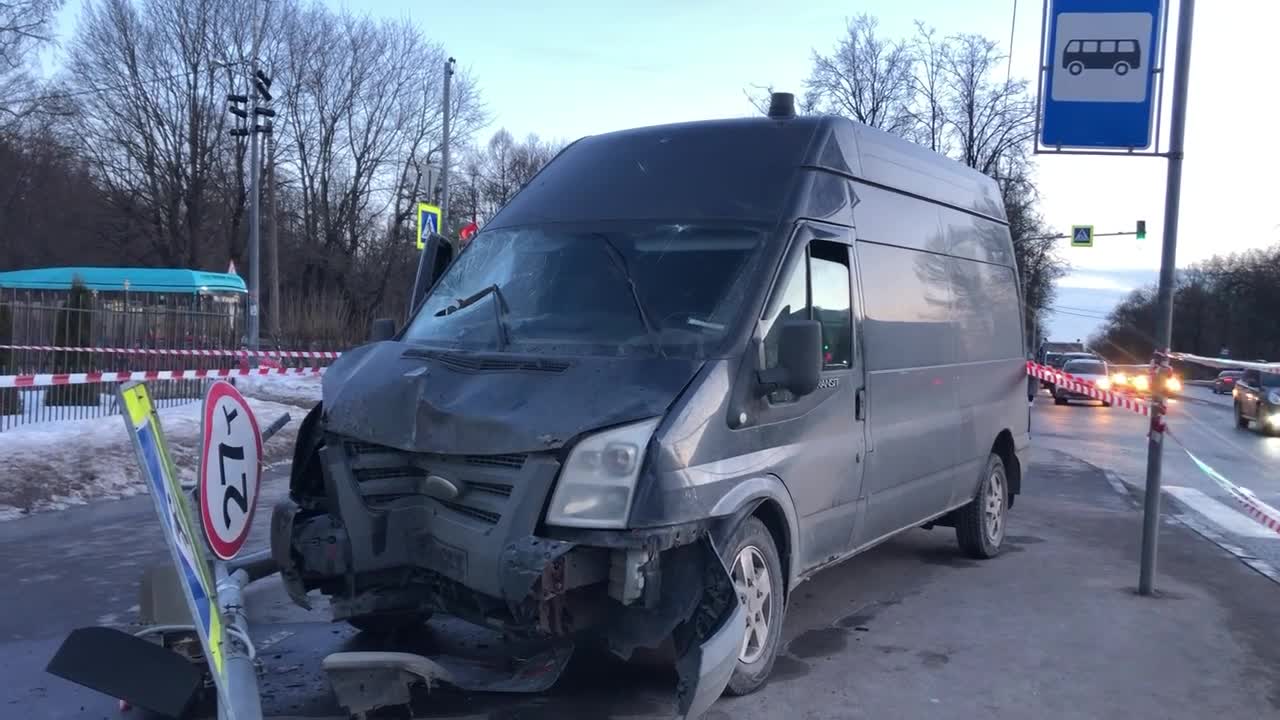 Водителя микроавтобуса, вылетевшего на тротуар в Красном Селе, оставили на  свободе до суда — Мегаполис