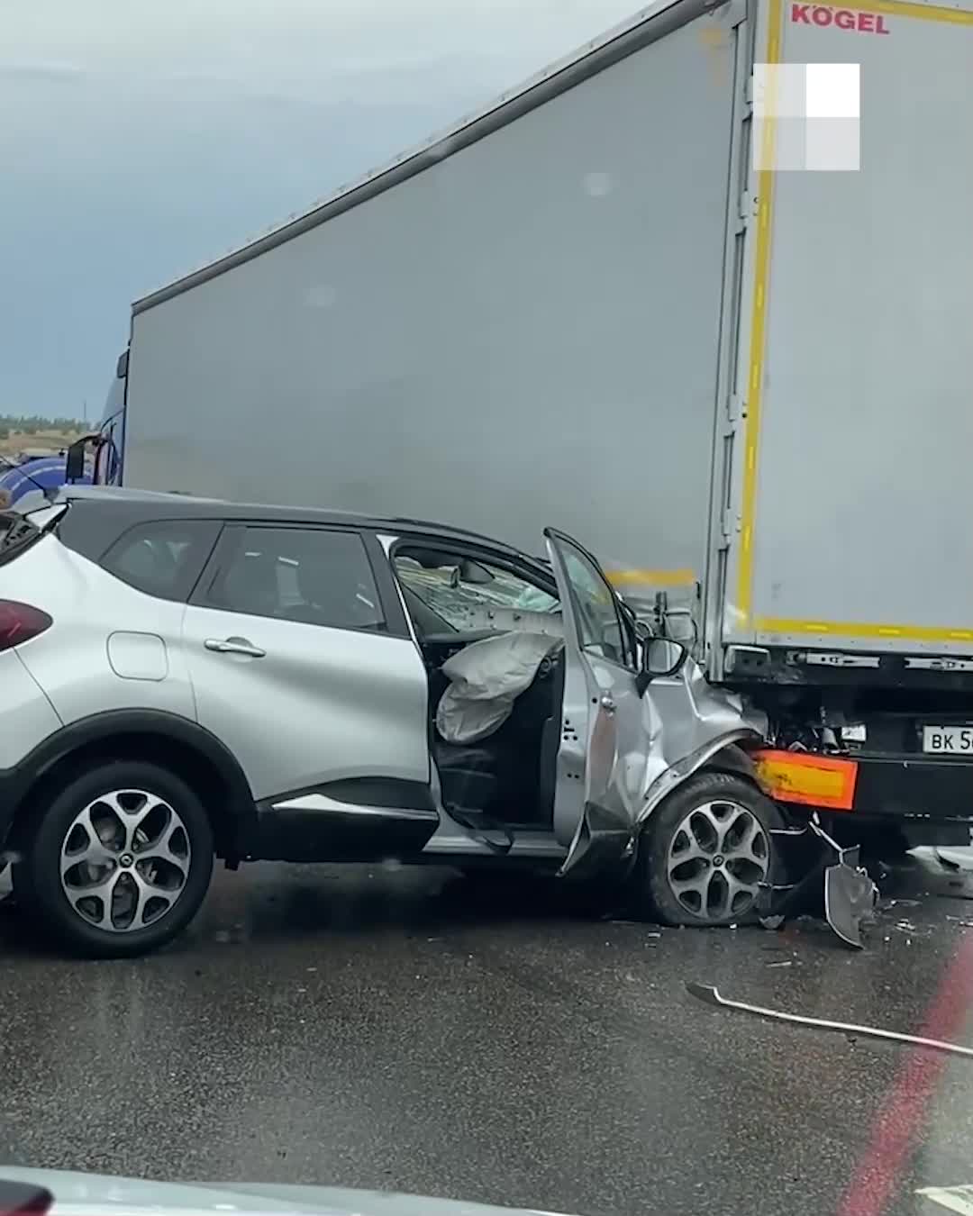 Массовую аварию с фурами и двумя легковушками под Волгоградом сняли на  видео - 14 августа 2023 - V1.ру