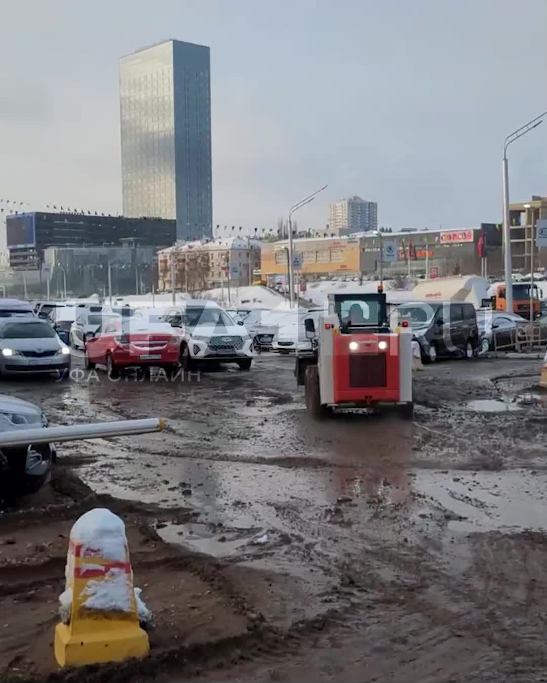 Что творилось на затопленной парковке возле проспекта Салавата в Уфе - 6  декабря 2023 - УФА1.ру