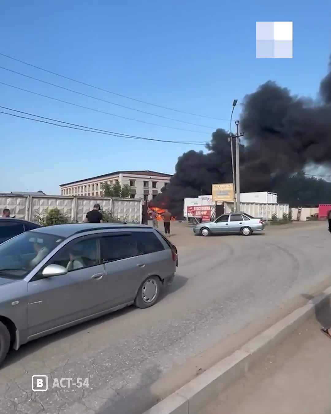 На стоянке в Новосибирске сгорели фура и ВАЗ: мог загореться и гараж с ГСМ  - 14 июля 2023 - НГС.ру