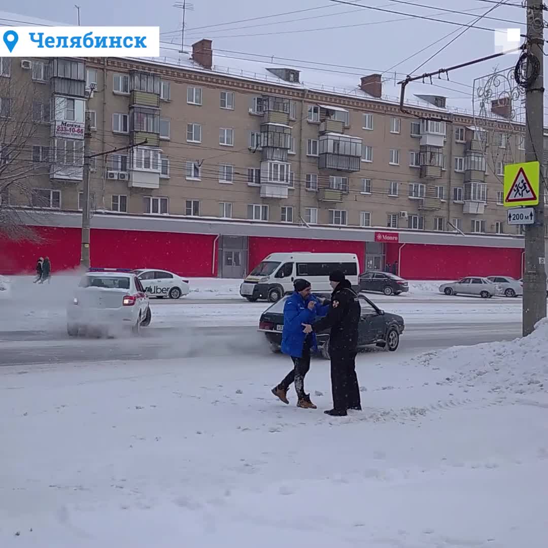 В Челябинске мужчина бросился на капот машины и прокатился на нем до здания  администрации