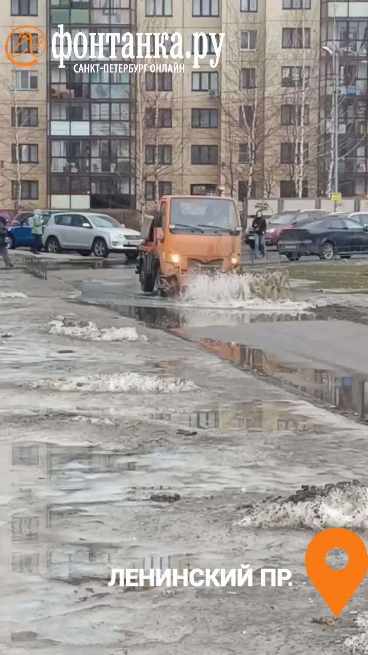 В Петербурге трактористов заставили колупать лед и загонять воду в люк - 25  февраля 2024 - ФОНТАНКА.ру