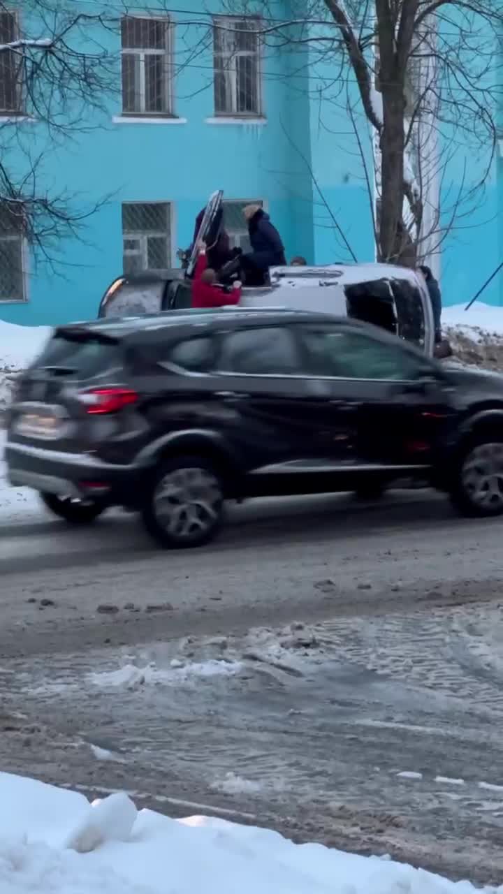 В Ярославле на улице Чкалова перевернулась машина, видео ДТП 09.02.2022 |  Перевернулся автомобиль на заснеженной дороге - 9 февраля 2022 - 76.ру