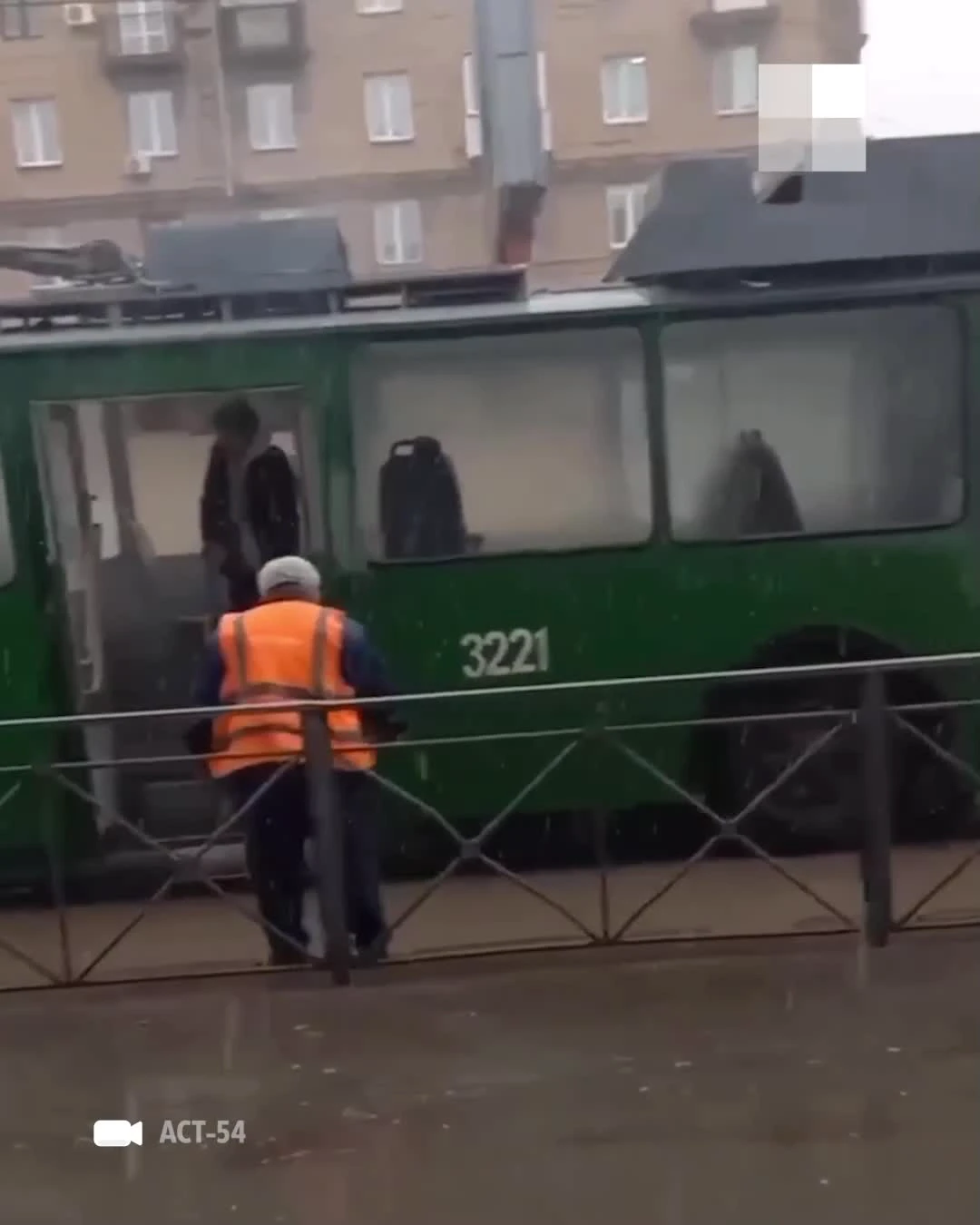 В центре Новосибирска загорелся троллейбус — видео с места ЧП - 20 ноября  2023 - НГС.ру