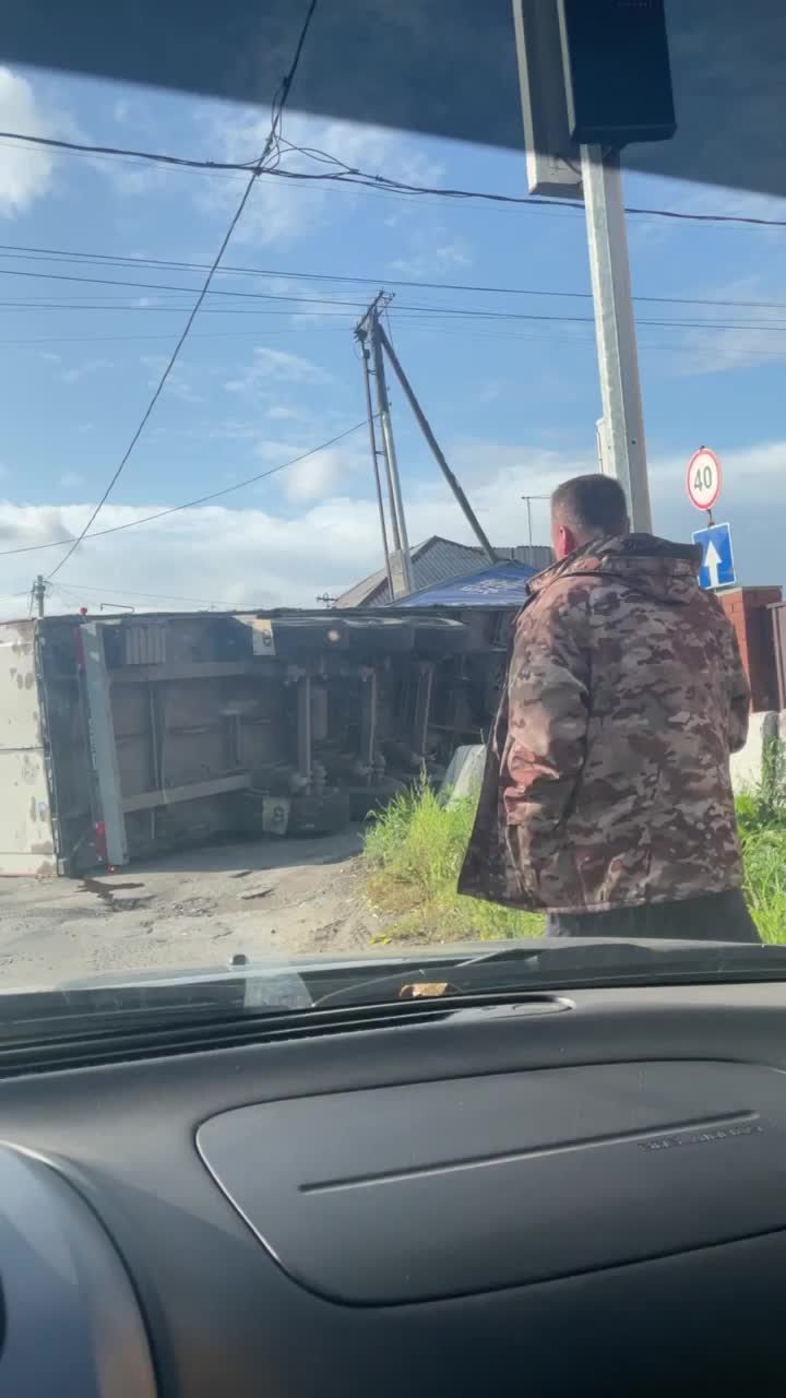 Фура завалилась на бок в поселке «1000 домов» в Новосибирске - 23 сентября  2023 - НГС.ру