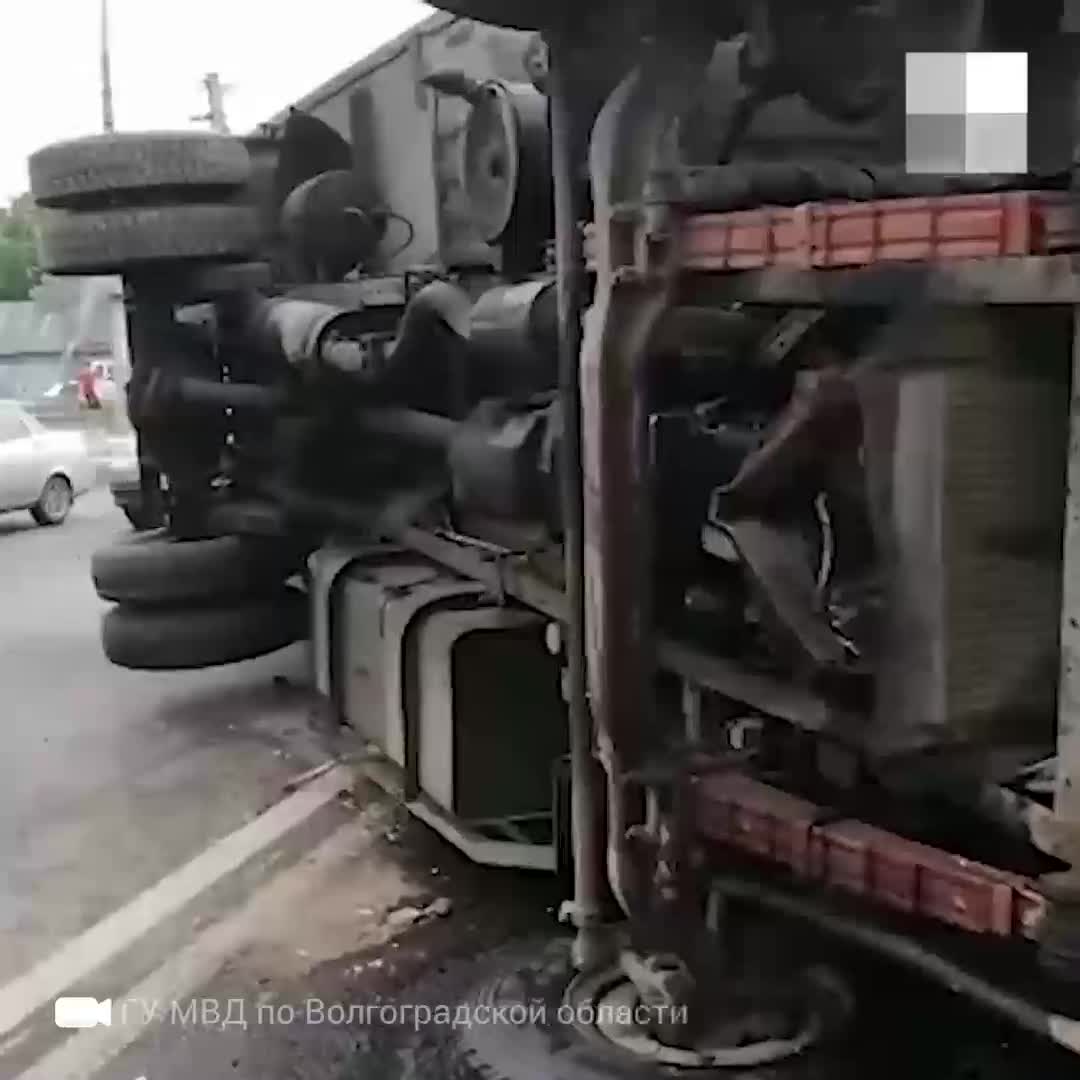 В Волгограде массовая авария с участием грузовика и еще трех автомобилей.  Движение по Второй продольной магистрали затруднено - 28 июня 2021 - V1.ру