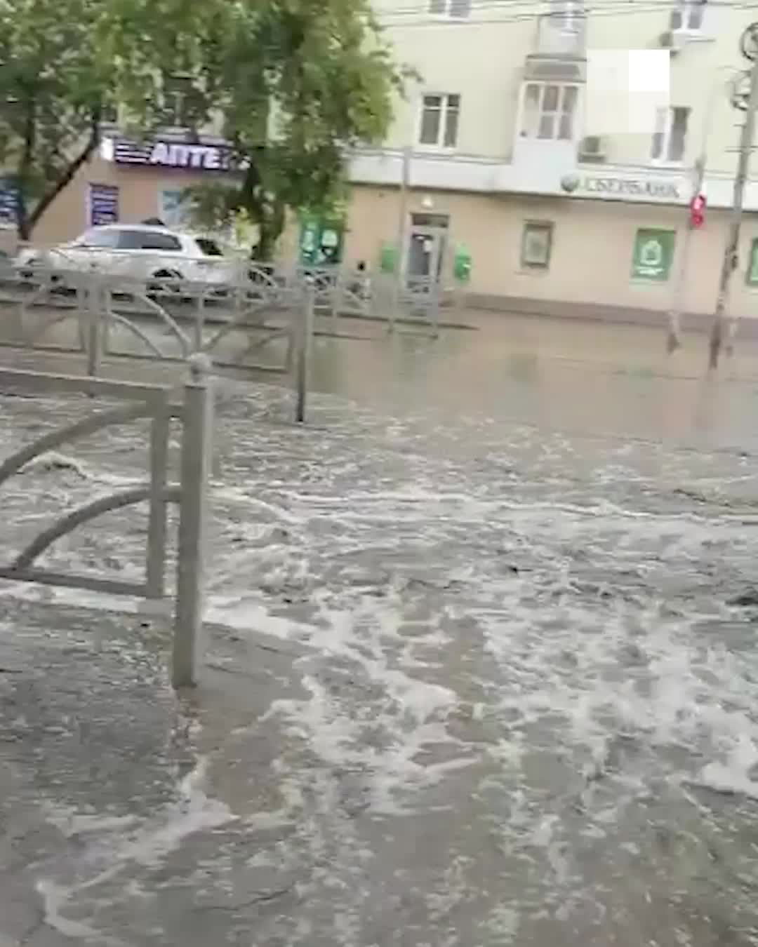 В Екатеринбурге затапливает улицы и остановки: видео 11 июня 2022 г. - 11  июня 2022 - Е1.ру