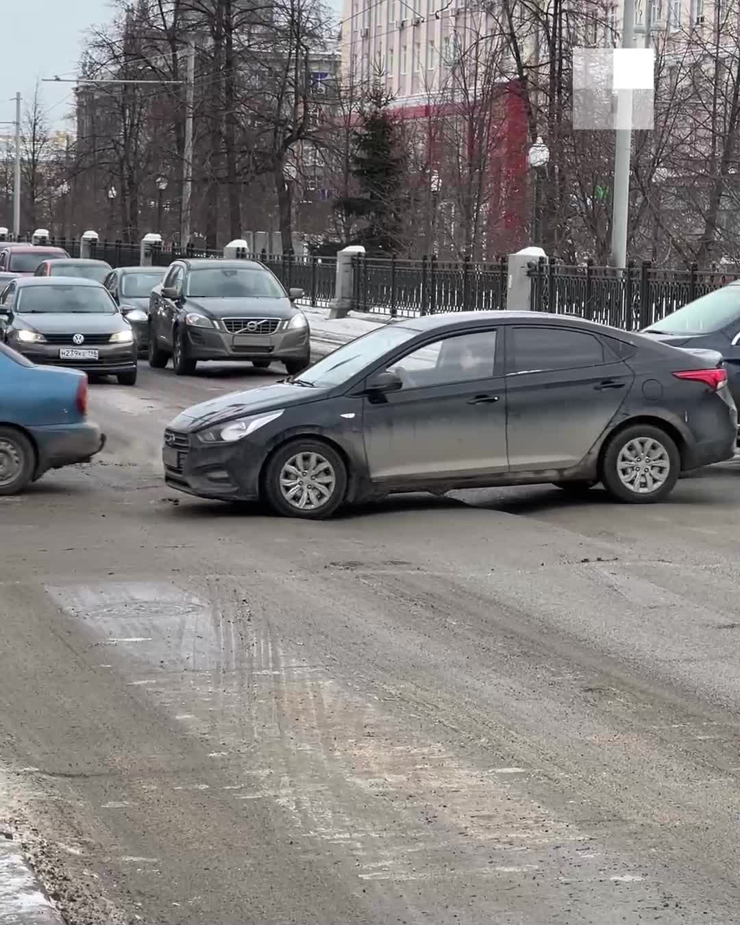 В центре Екатеринбурга появилось место, где машины подбрасывают в воздух:  видео - 29 января 2024 - Е1.ру