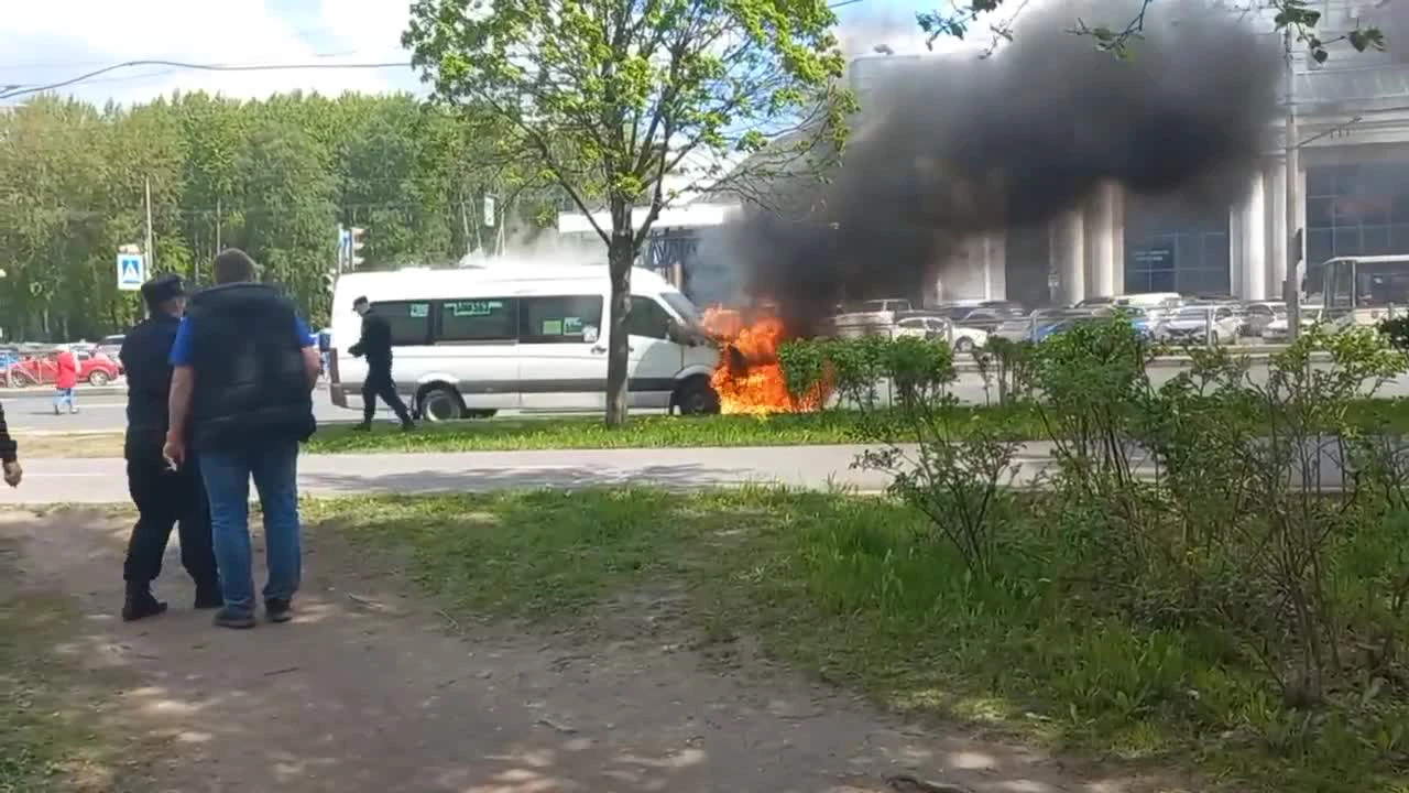 Пригородная маршрутка загорелась на проспекте Большевиков — Мегаполис