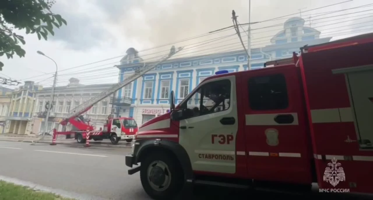 В горящем здании по проспекту Карла Маркса в центре Ставрополя обрушилась  кровля - 14 мая 2024 - 26.ру