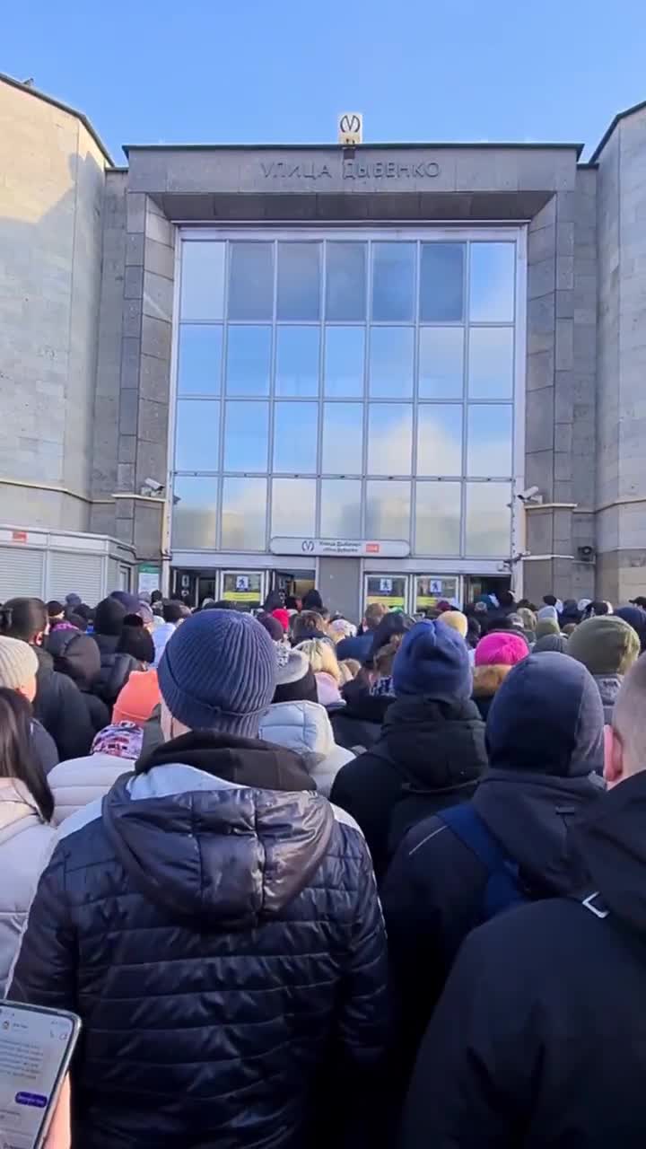 Жители Невского района утром не могли попасть в метро — в подземке лежал  труп — Мегаполис