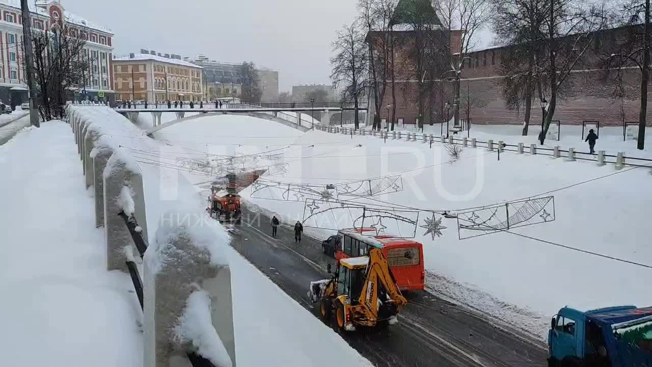 На дорогу в центре Нижнего Новгорода сошла снежная лавина, крещенский  снегопад, Зеленский съезда - 19 января 2024 - НН.ру