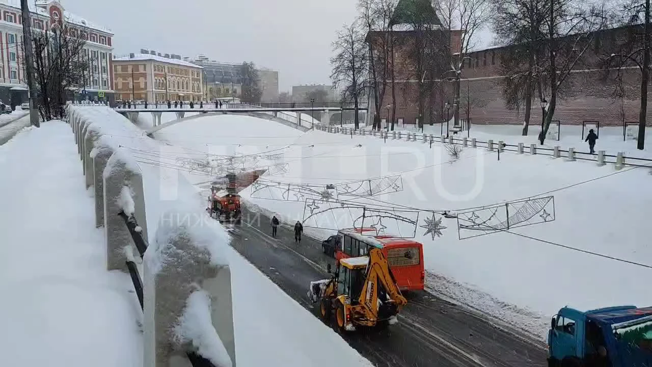 На дорогу в центре Нижнего Новгорода сошла снежная лавина, крещенский  снегопад, Зеленский съезда - 19 января 2024 - НН.ру