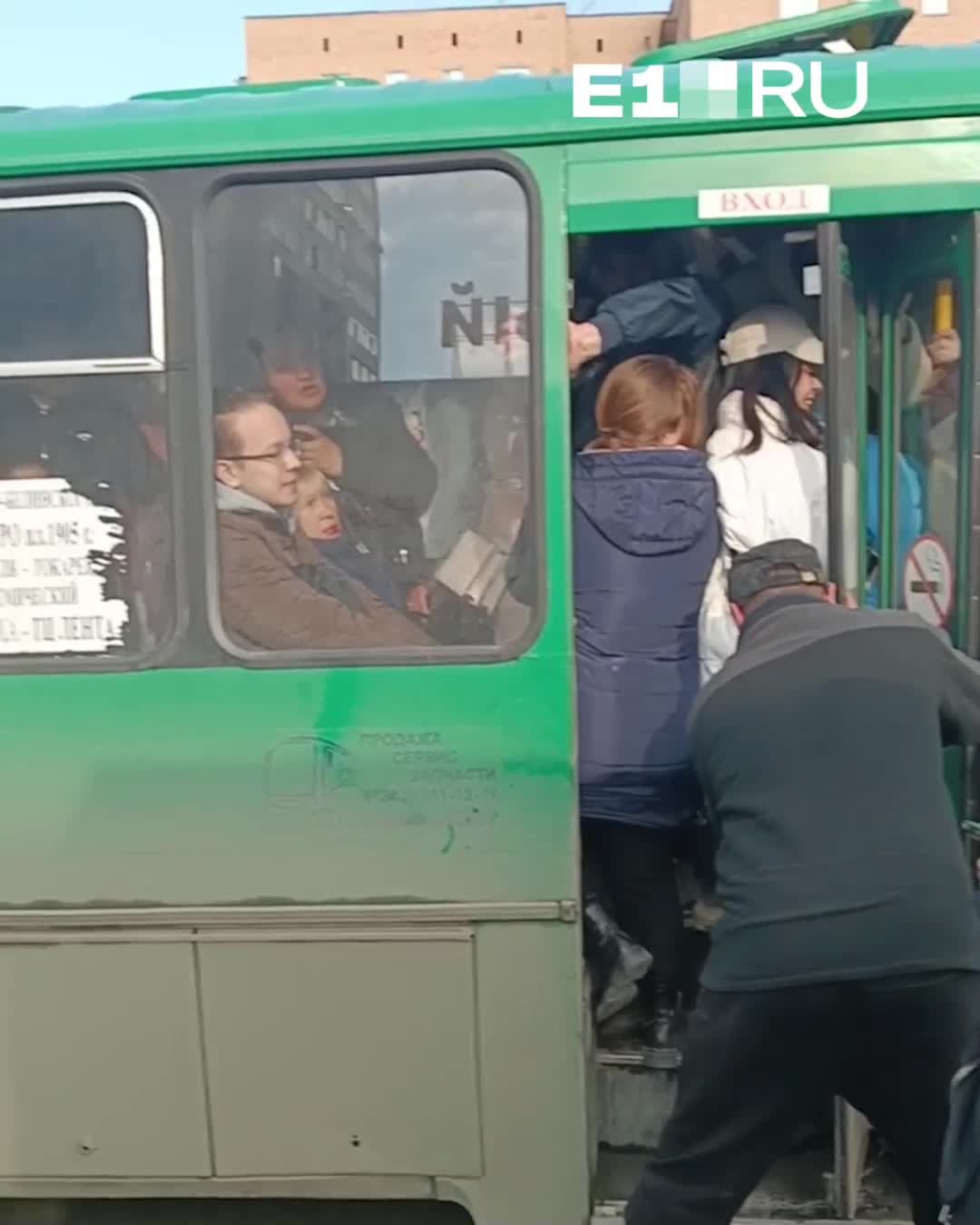 Екатеринбуржцы еле забились в переполненный автобус до Академа - 20 апреля  2023 - e1.ru