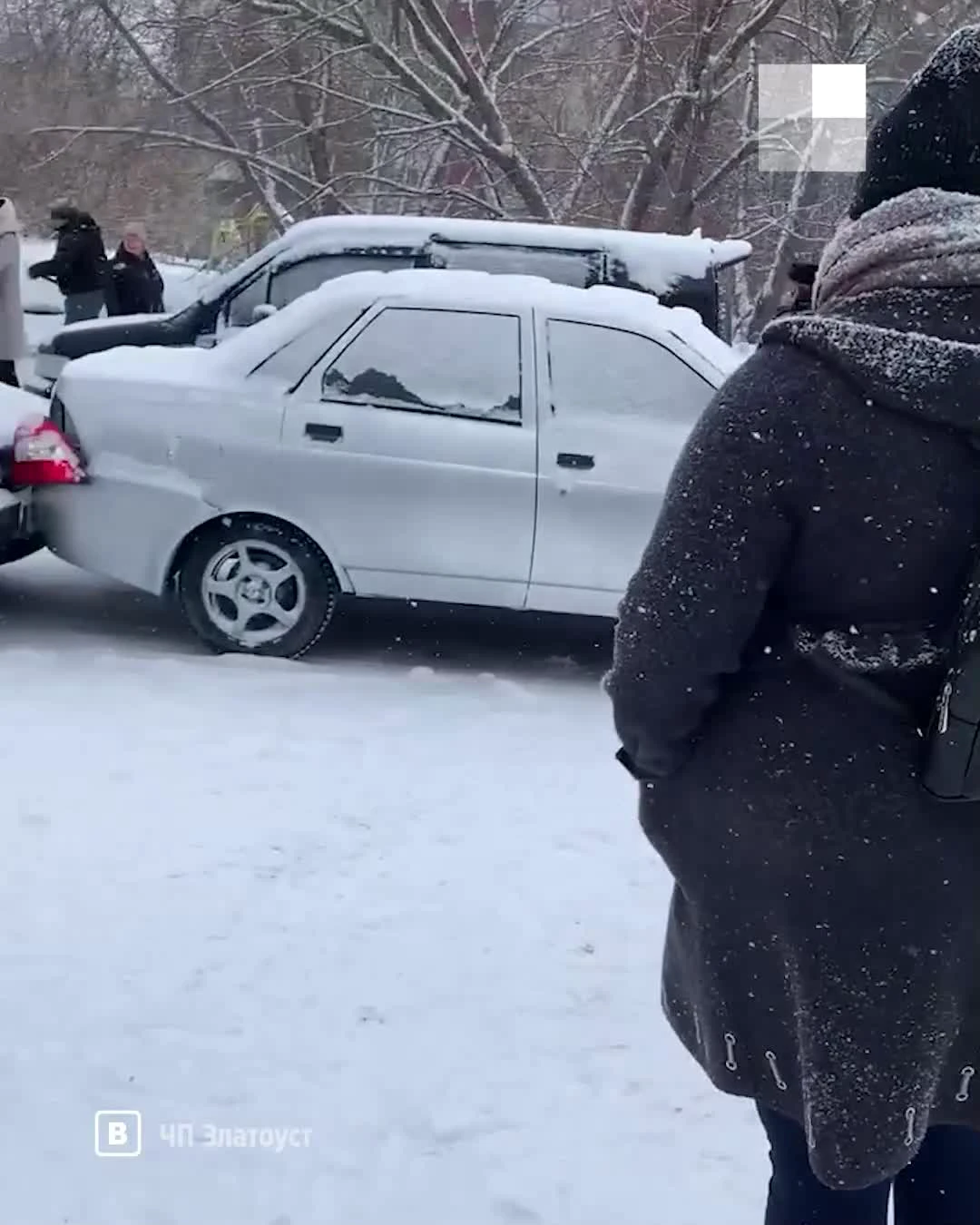 15 машин столкнулись на скользкой дороге после снегопада в Златоусте  Челябинской области: видео, март 2022 г. - 21 марта 2022 - 74.ру