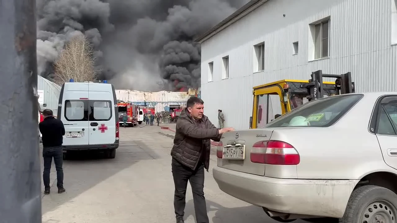 Пожарные вынесли газовые баллоны из горящего склада на улице Логовой в Чите  — фото и видео - 11 апреля 2024 - ЧИТА.ру