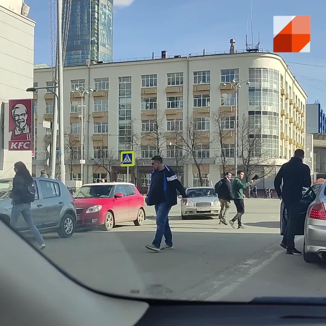 Двое автохамов напали на автомобилистов в центре Екатеринбурга 07 мая 2021  - 7 мая 2021 - Е1.ру