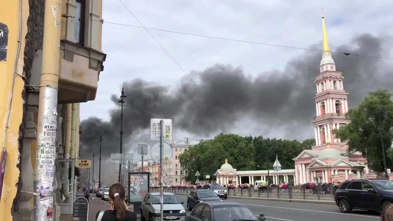 На Лиговском проспекте горит доходный дом Карявова. «Бумага»