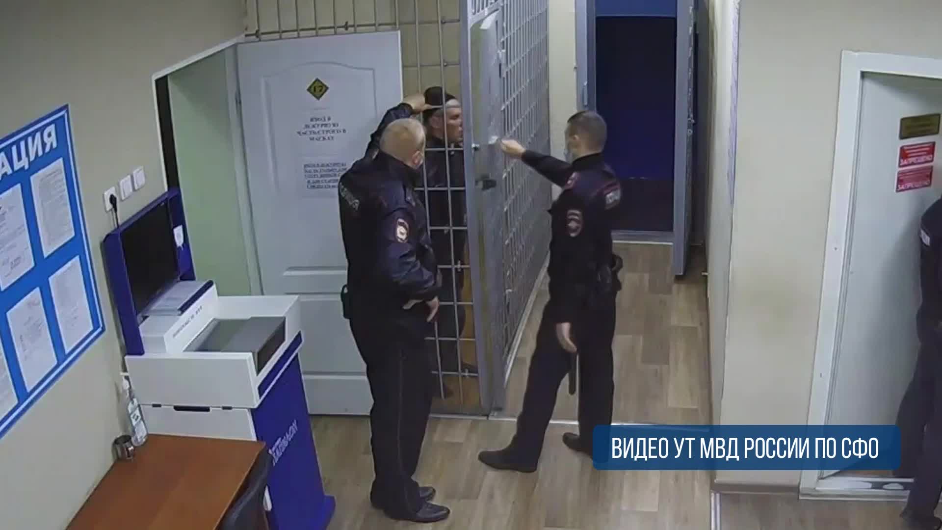 Пьяный челябинец напал на полицейского в аэропорту Новосибирска — видео - 8  октября 2021 - 74.ру