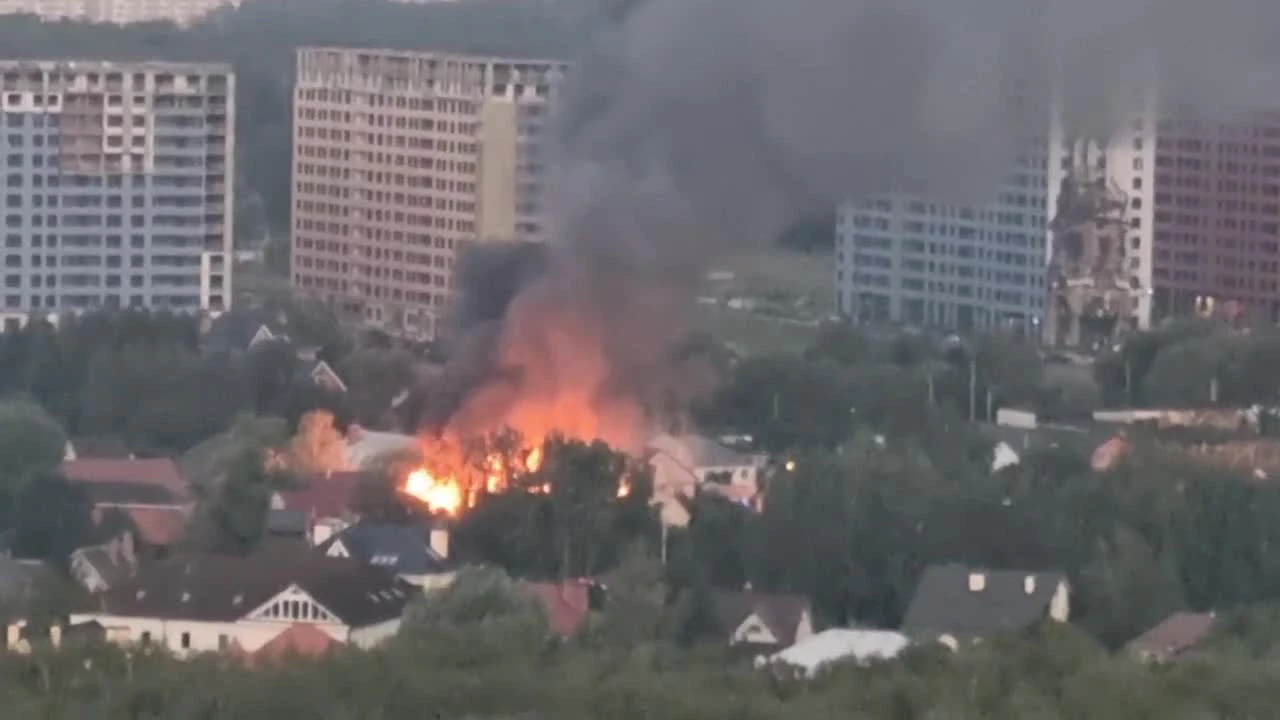 В деревне Картмазово загорелись два частных дома, один человек погиб, еще  двое пострадали, на месте работают сотрудники МЧС - 13 августа 2023 -  МСК1.ру