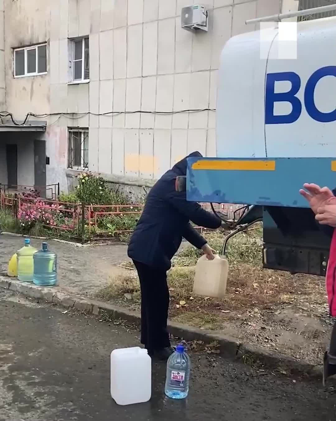 На Щербакова пенсионеры выстраиваются в очередь за водой: там не могут  починить аварию из-за военных - 15 октября 2023 - Е1.ру