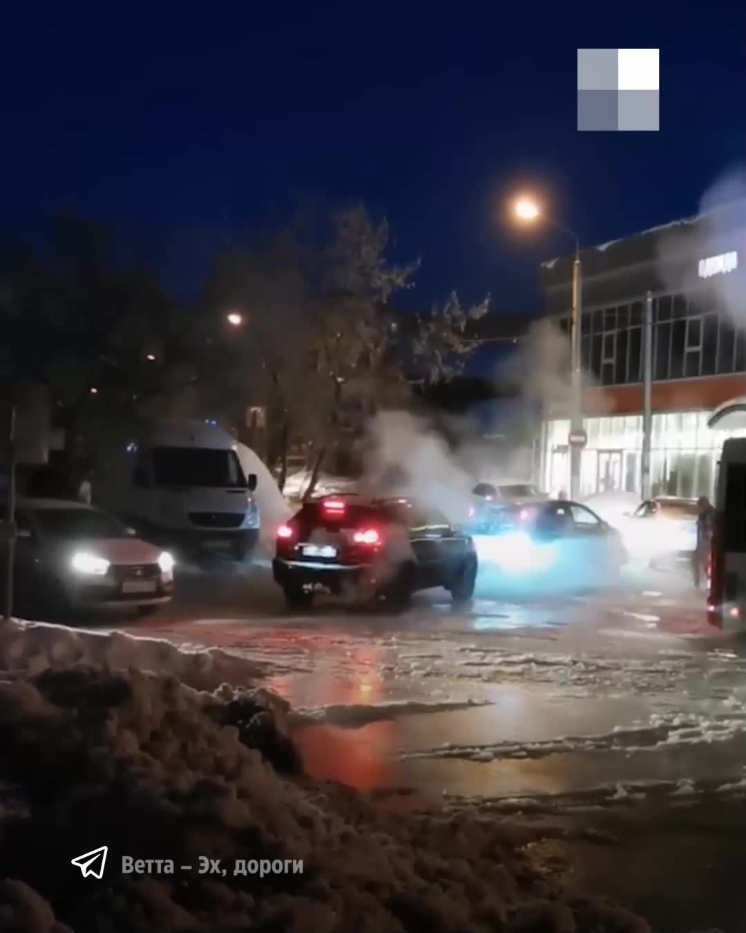 В микрорайоне Юбилейном на Суздальской из-за текущей воды образуется лед,  который не убирают с дороги и тротуаров: застревают машины и автобусы - 16  февраля 2024 - 59.ру