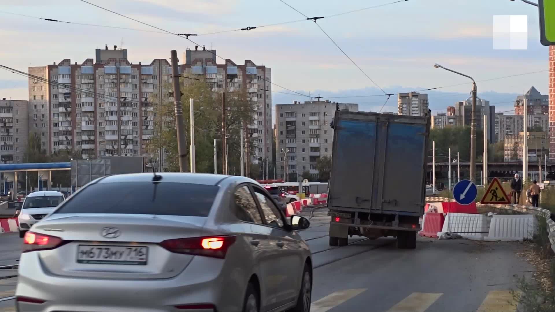 Машины продолжают застревать ночью на Столбовой из-за отсутствия освещения  - 9 октября 2023 - 59.ру