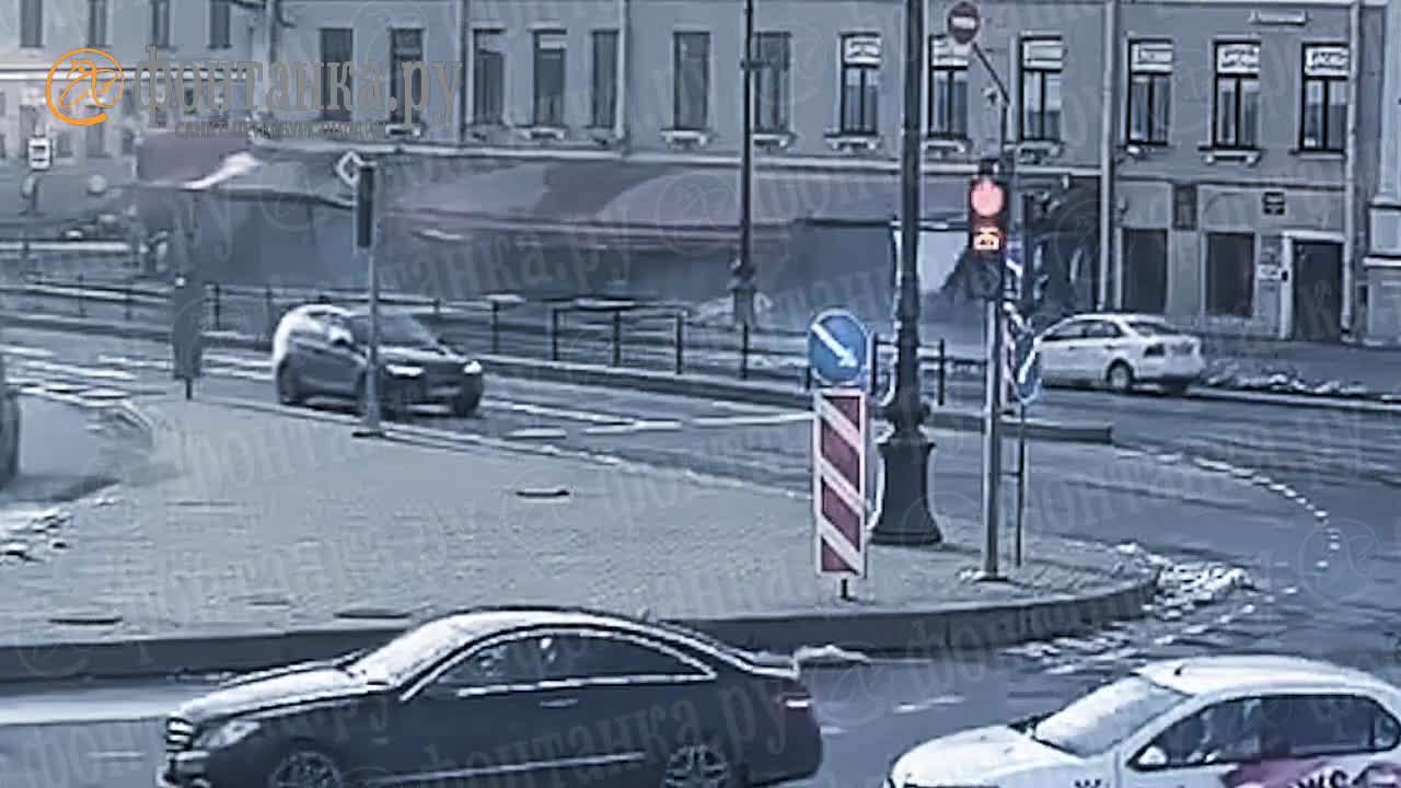 Видео взрыва в кафе на Университетской набережной в Петербурге сняли  уличные камеры - 3 апреля 2023 - ФОНТАНКА.ру