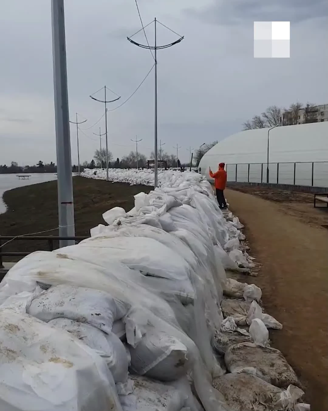 К избушке в Шевелевке, отрезанной от города глиняной насыпью, подступает  вода - 18 апреля 2024 - 45.ру