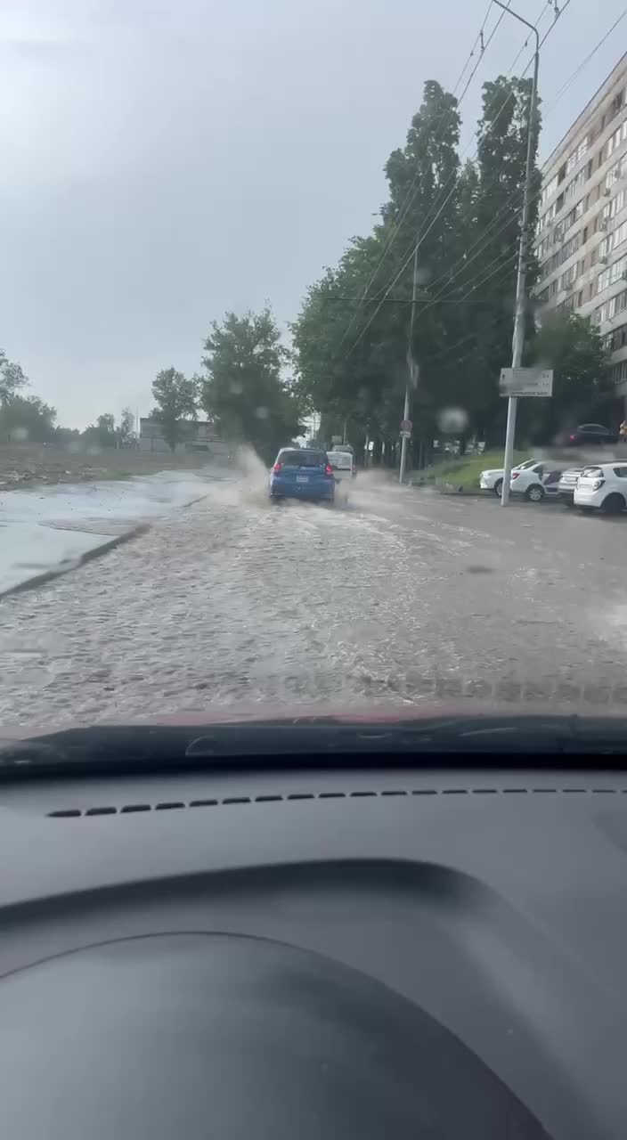 В Саратове после ливня снова затопило улицы - 13 июня 2024 - 164.ру