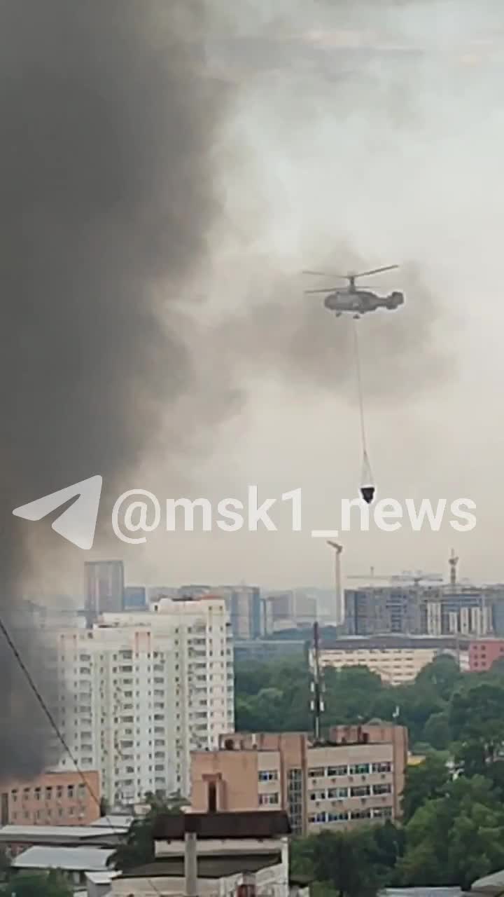 В Новогиреево вспыхнул склад площадью в 4 тысячи квадратных метров: фото и  видео, подробности пожара в Новогиреево, что горит в Новогиреево на улице  Полимерной, почему перекрыто движение по улице Мартеновской - 30