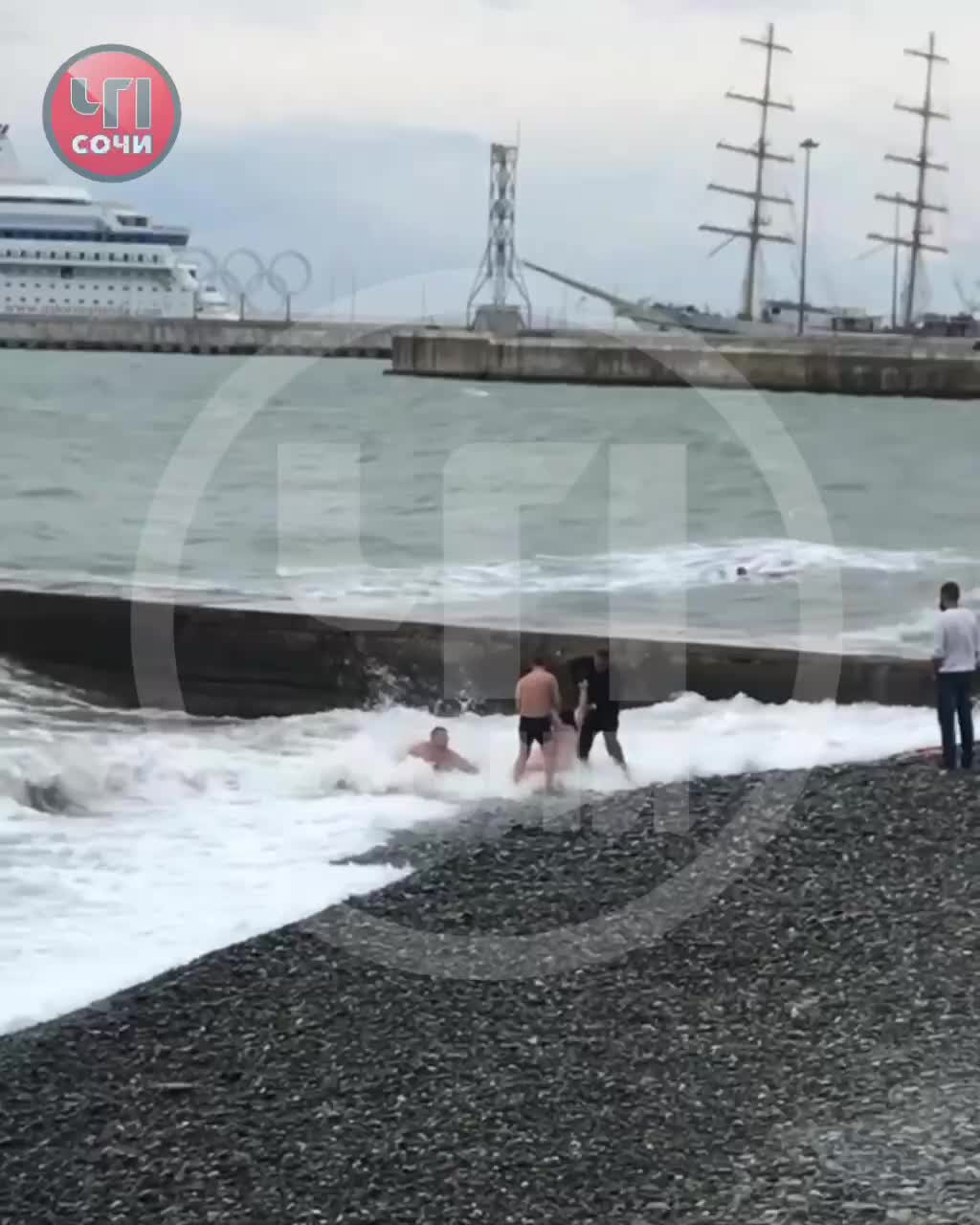 Синька зло, но пить не брошу: два парня из Сургута спасли из штормового  моря тонущую парочку в Сочи - 19 ноября 2023 - 93.ру