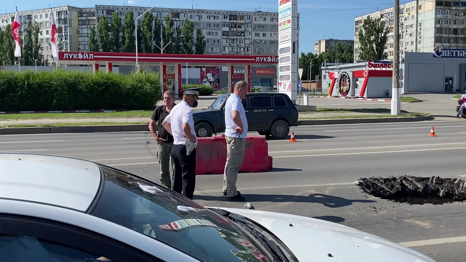 В Тракторозаводском районе Волгограда автомобиль рухнул в провал посреди  проспекта Ленина 16 июня 2021 года - 16 июня 2021 - V1.ру