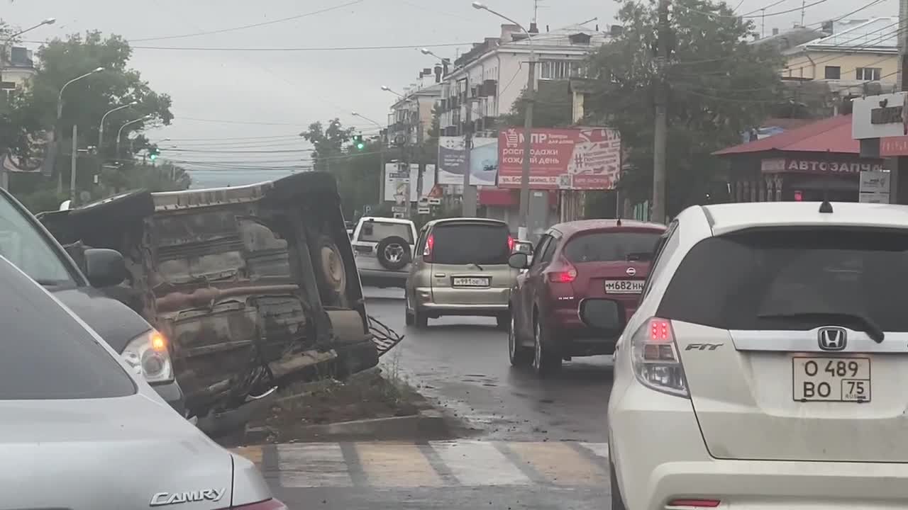 Автомобиль перевернулся в центре Читы и снес забор вместе с дорожными  знаками - 27 июня 2023 - ЧИТА.ру