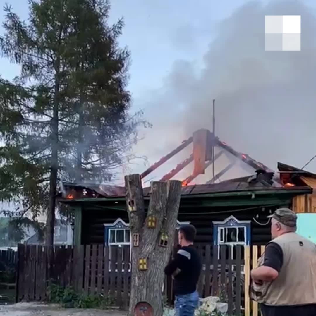 В Орджоникидзевском районе Екатеринбурга загорелись жилые дома в Еловском  переулке 18 июня 2021 года - 18 июня 2021 - Е1.ру