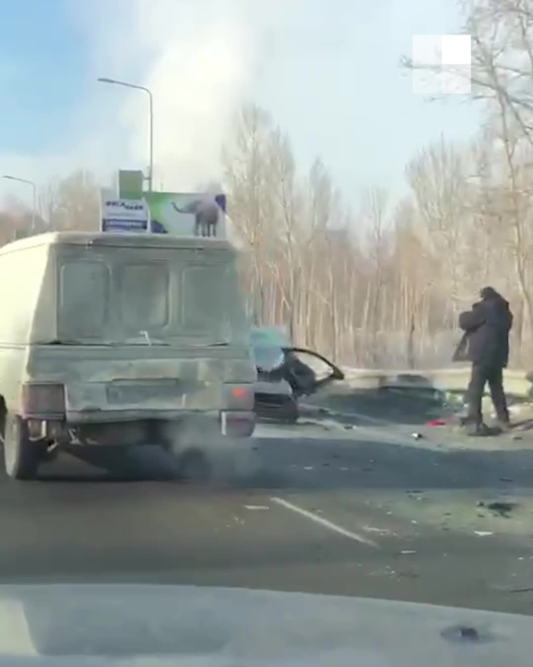 В Челябинске на дороге в аэропорт попавшие в ДТП легковушки перегородили  дорогу - 1 марта 2023 - 74.ру