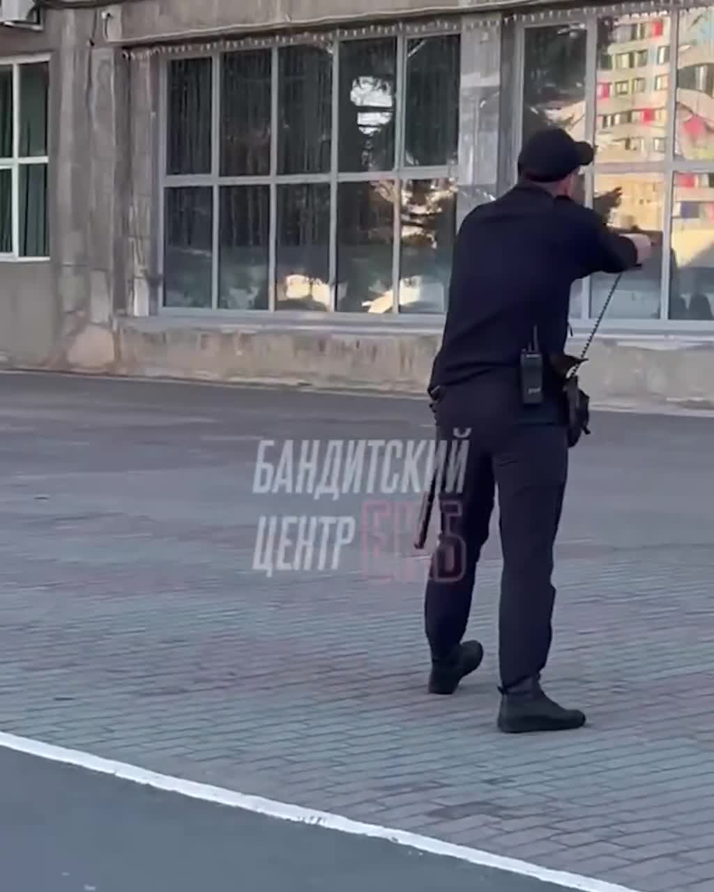 В Екатеринбурге дебошир угрожал людям и разбил машину такси: видео - 13  августа 2023 - Е1.ру