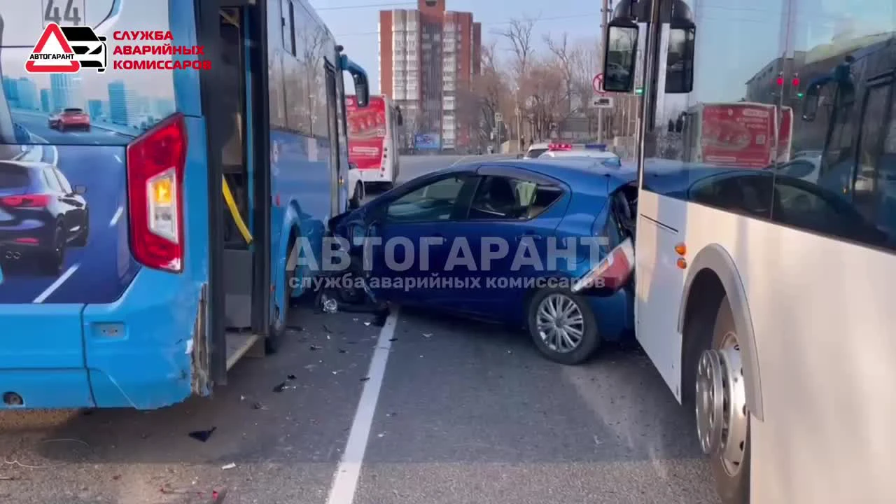 Авто врезалось сразу в два автобуса в центре Владивостока — версий, как это  произошло, несколько - 21 апреля 2024 - ВЛАДИВОСТОК1.ру