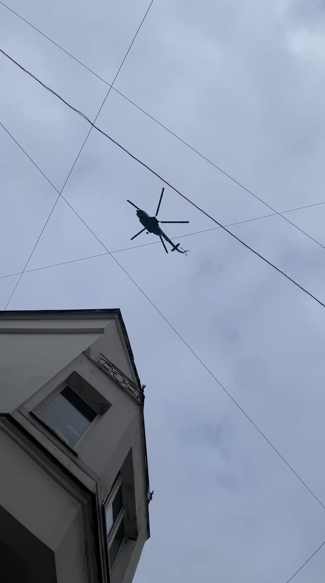 В Москве над проспектом Мира несколько раз пролетел вертолет военной  раскраски, почему летал вертолет - 9 ноября 2023 - МСК1.ру